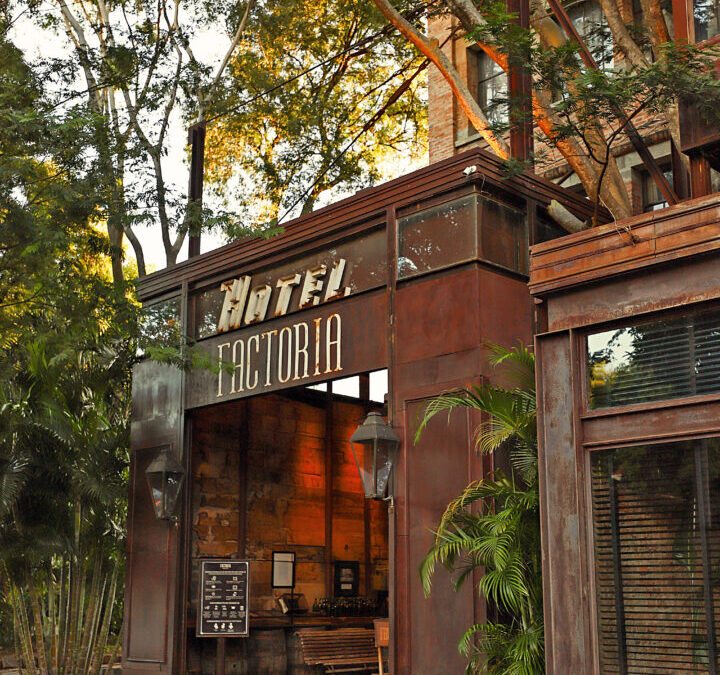 Hotel Factoria: Un puente entre historia y energía contemporánea